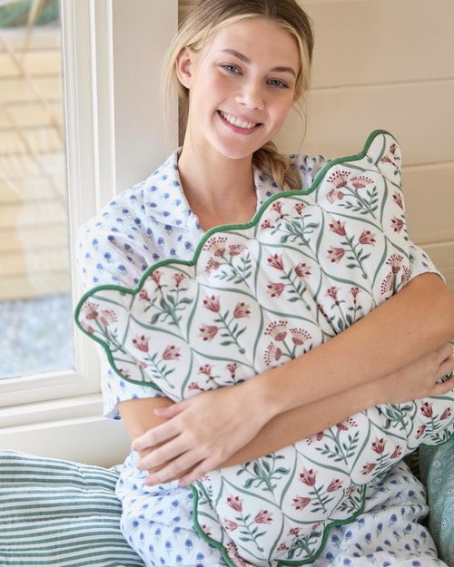 Carolyn Donnelly Eclectic Scallop Quilt Cusion