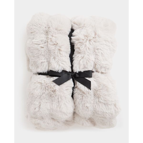XL Luxury Rippled Fur Throw